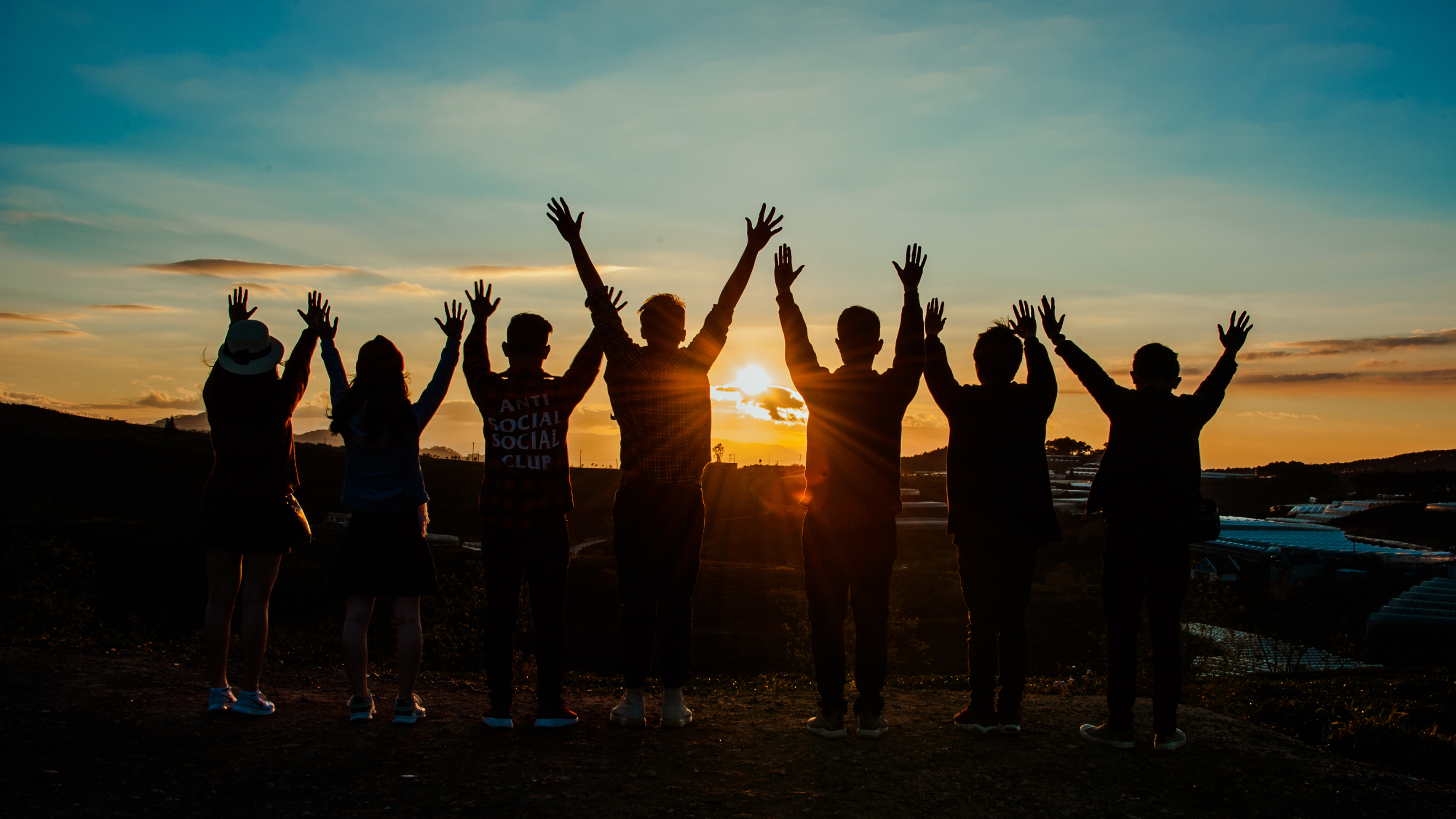 grupo de personas disfrutando de la puesta de sol
